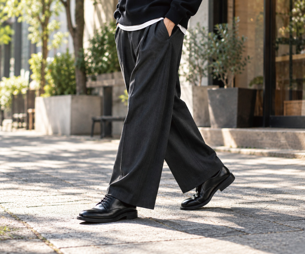 チャコールのワイドパンツに黒の革靴を合わせたメンズコーデ
